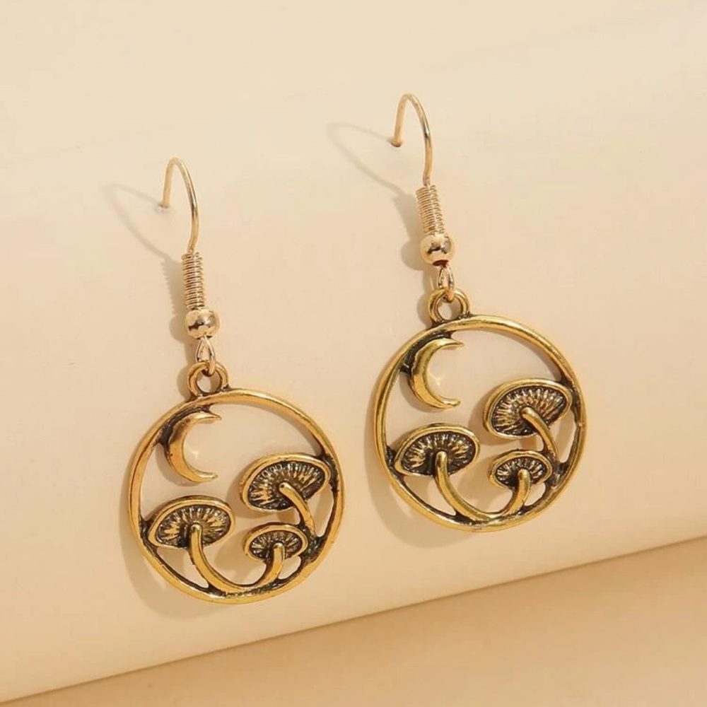 🍄 Awesome Crescent Moon Mushroom Shroom Scene Drop Earrings 🌙